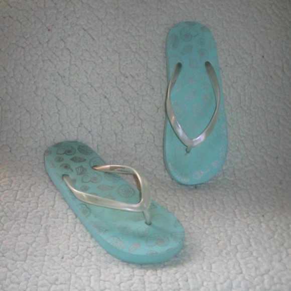 5/$20 Girls Cat & Jack Seashell Flip-Flops - Picture 1 of 4